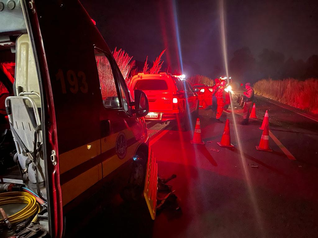 Três pessoas morrem após colisão entre dois carros na MG-187, em Campos Altos - Foto: Divulgação/Corpo de Bombeiros