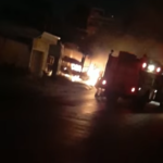 Ônibus é alvo de incêndio criminoso no bairro San Genaro, em Ribeirão das Neves - Foto: Reprodução/Redes Sociais