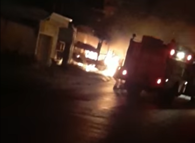 Ônibus é alvo de incêndio criminoso no bairro San Genaro, em Ribeirão das Neves - Foto: Reprodução/Redes Sociais