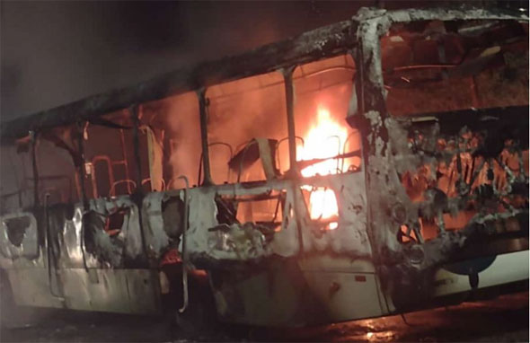 Incêndio criminoso destrói ônibus no bairro Silva Xavier, em Sete Lagoas (MG) - Foto: Reprodução/Redes Sociais