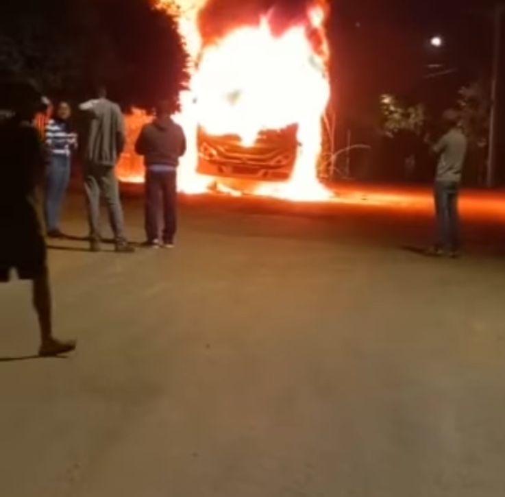 Incêndio criminoso destrói ônibus no bairro Silva Xavier, em Sete Lagoas (MG) - Foto: Reprodução/Redes Sociais