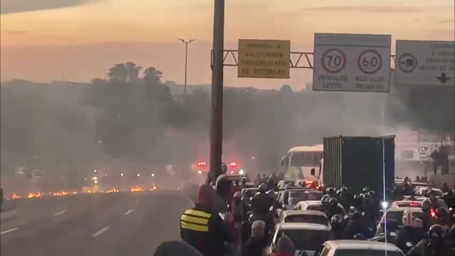 Manifestantes fecham os dois sentidos do Anel Rodoviário no bairro Betânia, em BH - Foto: Reprodução/Redes Sociais