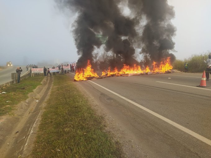 BR-262, em Betim, é liberada após protesto de moradores da ocupação Pingo D'Água - Foto: Divulgação/PRF