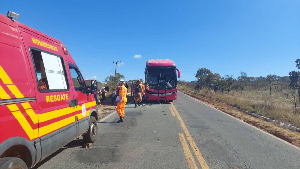 Duas pessoas ficam feridas em acidente entre ônibus e caminhão na BR-259, em Gouveia - Foto: Divulgação/CBMMG