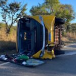 Ônibus escolar tomba após bater em anta e seis pessoas ficam feridas na MG-410 em Lagoa Grande - Foto: Divulgação/CBMMG