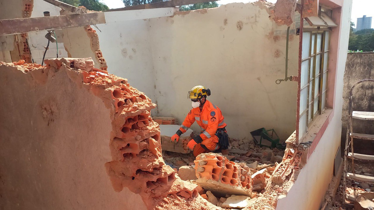 Homem morre soterrado após muro de lote desaba no bairro Cidade Jardim, em BH - Foto: Divulgação/CBMMG