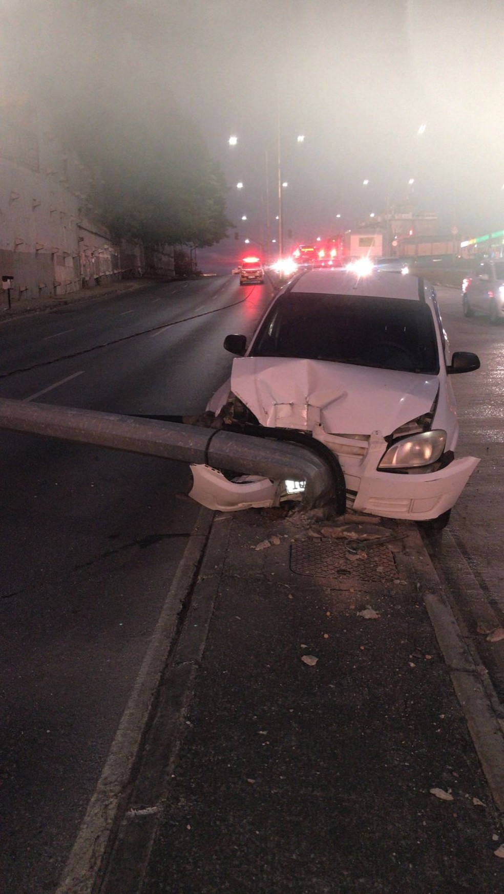 Carro bate em poste e interdita Avenida Dom Pedro I, no bairro São João Batista, em BH - Foto: Divulgação/BHTrans