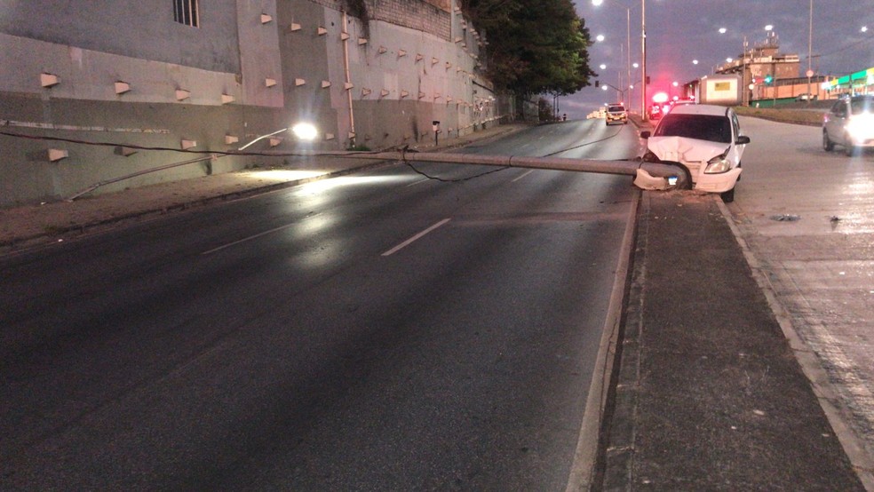 Carro bate em poste e interdita Avenida Dom Pedro I, no bairro São João Batista, em BH - Foto: Divulgação/BHTrans