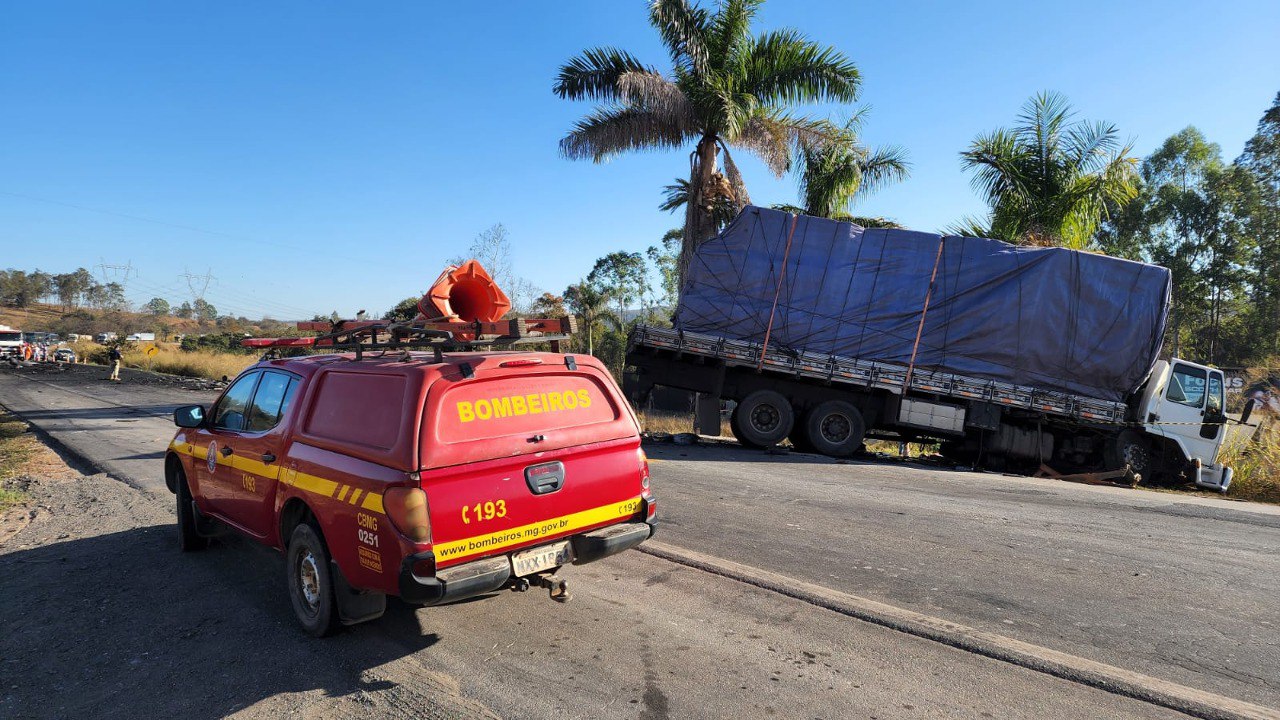 Acidente entre três caminhões deixa uma morto e fecha pista da BR-262, em Nova Serrana - Foto: Divulgação/CBMMG