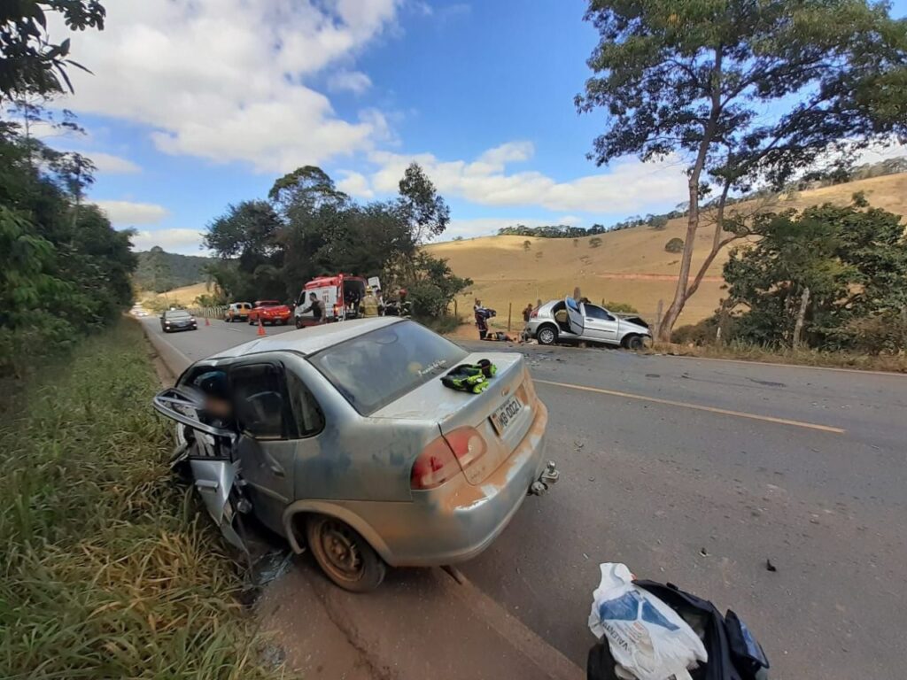 Homem morre e três pessoas ficam feridas em acidente entre dois carros na BR-482, em Itaverava - Foto: Divulgação/CBMMG