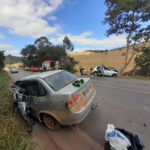 Homem morre e três pessoas ficam feridas em acidente entre dois carros na BR-482, em Itaverava - Foto: Divulgação/CBMMG