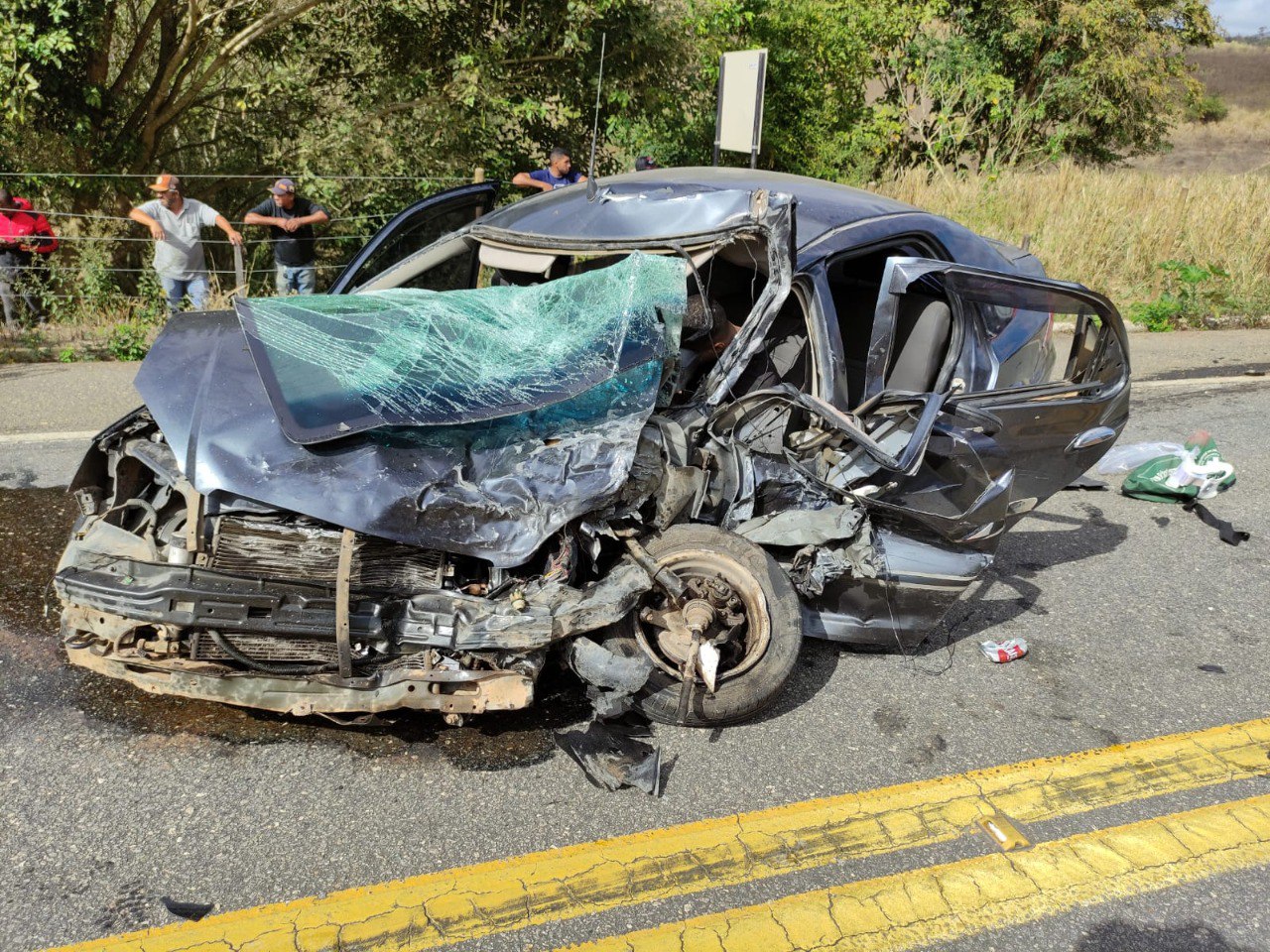 Dois jovens morrem e outras três pessoas ficam feridas em grave acidente na MGC-418, em Teófilo Otoni 1 Dois jovens morrem e outras três pessoas ficam feridas em grave acidente na MGC-418, em Teófilo Otoni - Foto: Divulgação/CBMMG