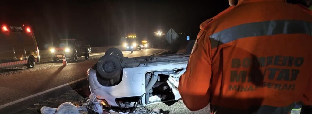 Mulher morre após carro capotar na Rodovia Fernão Dias, em Carmópólis de Minas - Foto: Divulgação/CBMMG