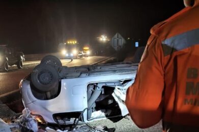 Mulher morre após carro capotar na Rodovia Fernão Dias, em Carmópólis de Minas - Foto: Divulgação/CBMMG