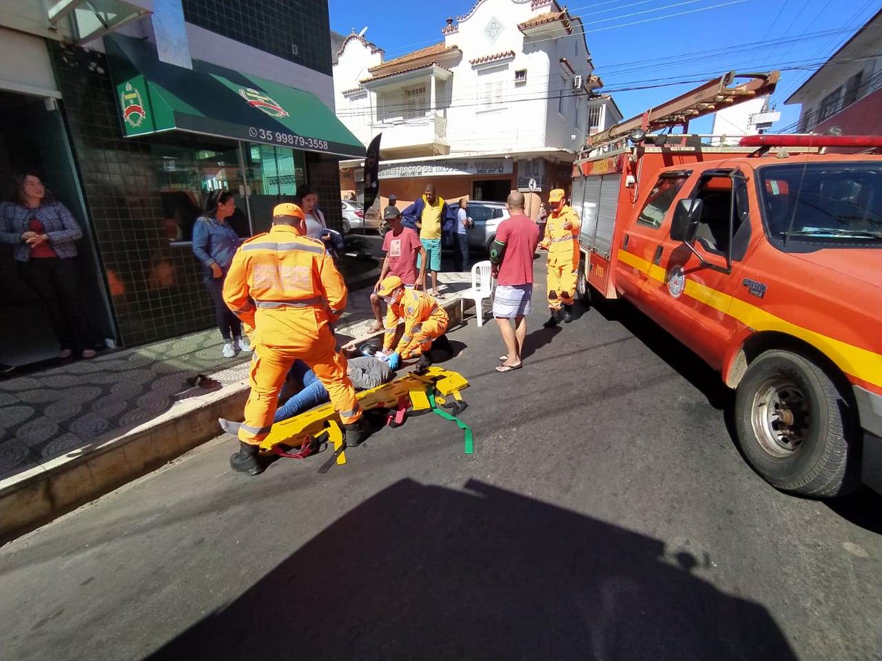 Acidente entre carro e motocicleta deixa homem ferido no bairro Parque das Nações, em Alfenas - Foto: Divulgação/CBMMG