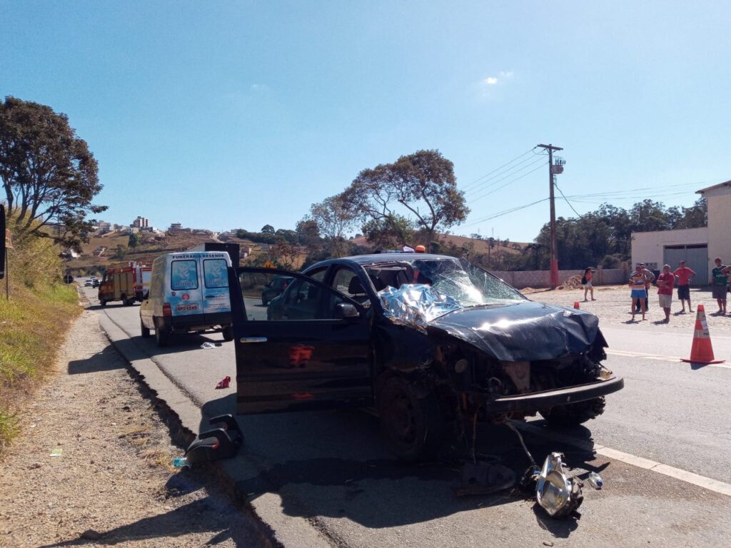 Três crianças ficam feridas e idoso morre atropelado por carro na BR-265, em Barbacena - Foto: Divulgação/CBMMG