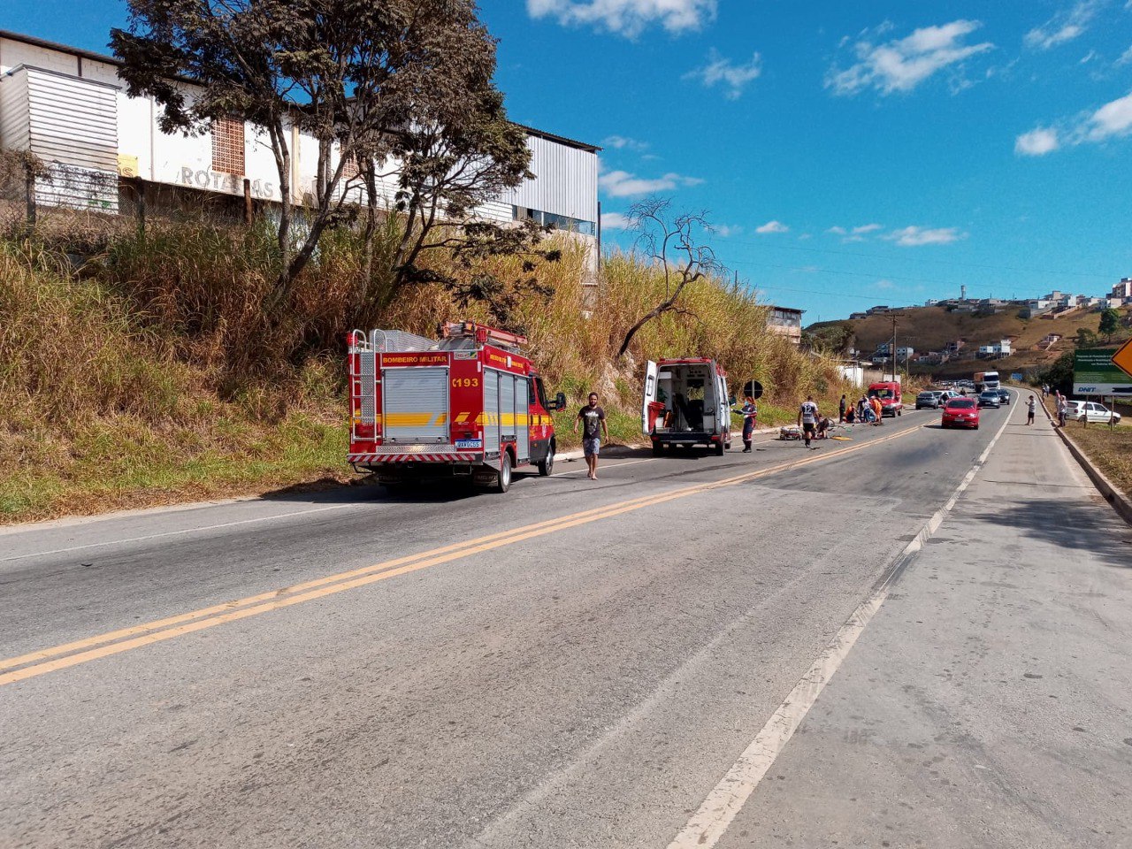 Três crianças ficam feridas e idoso morre atropelado por carro na BR-265, em Barbacena - Foto: Divulgação/CBMMG