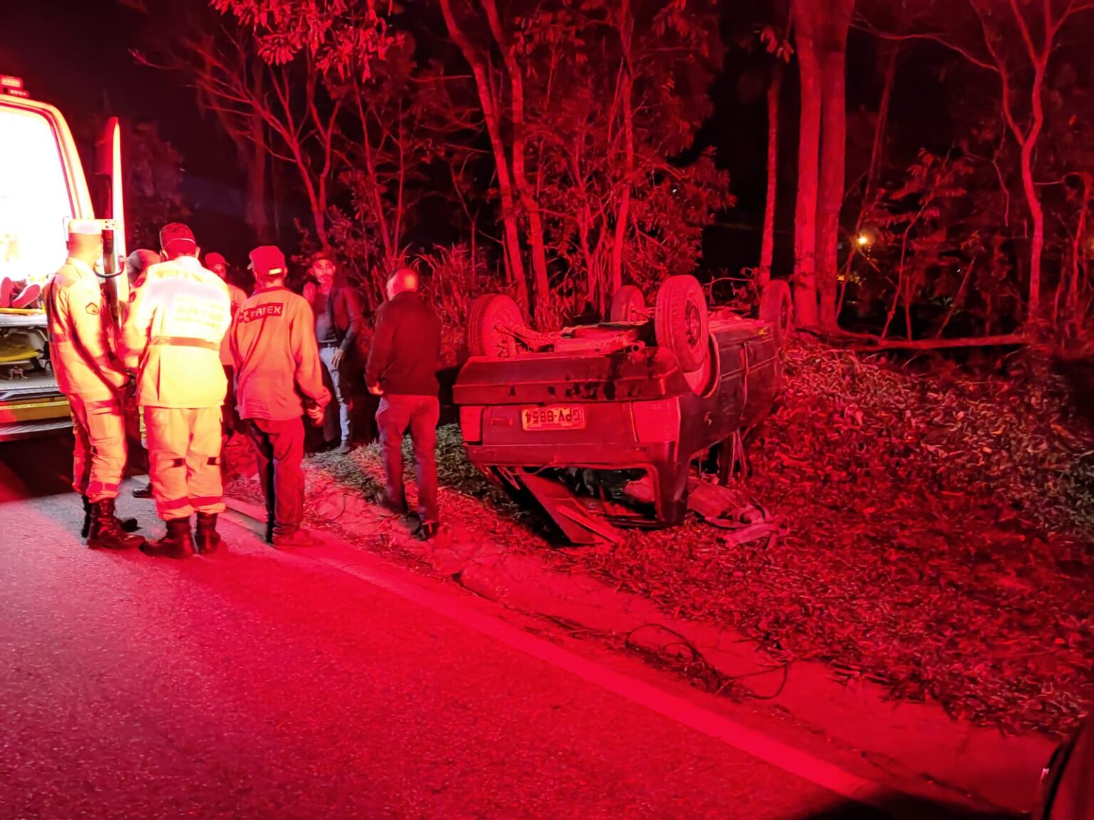 Homem morre e três pessoas ficam feridas após carro capotar na BR-040, em Cristiano Otoni Homem morre e três pessoas ficam feridas após carro capotar na BR-040, em Cristiano Otoni - Foto: Divulgação/CBMMG