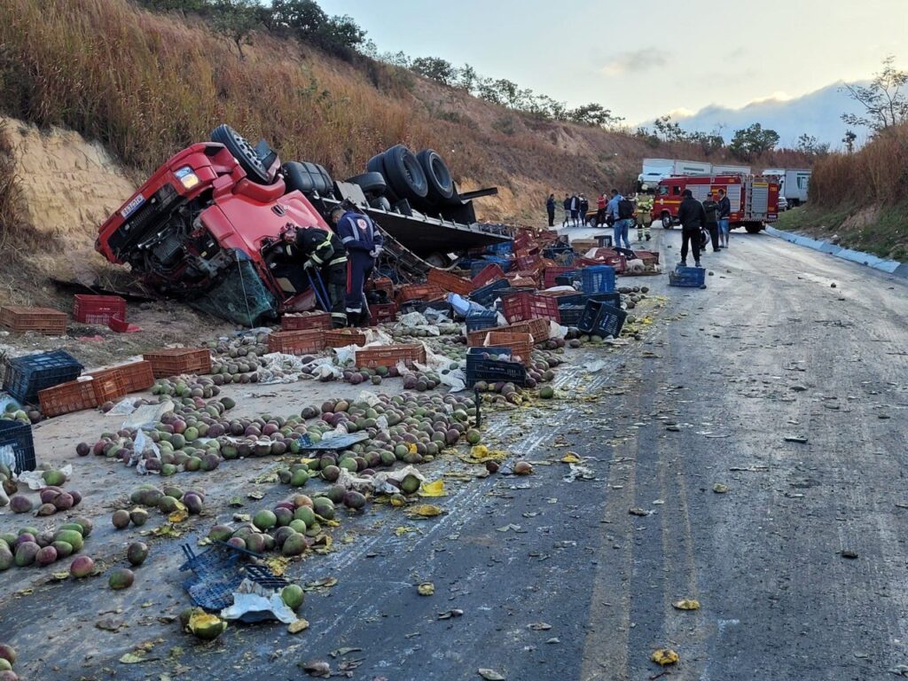 Caminhoneiro morre em acidente na BR-251, em Francisco Sá, no Norte de Minas - Foto: Divulgação/CBMMG