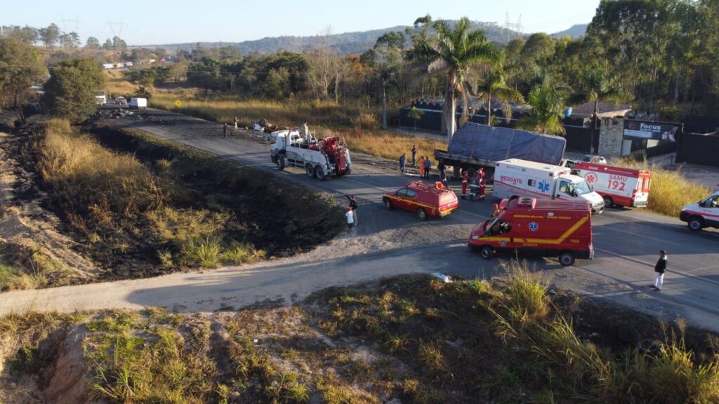 Acidente entre três caminhões deixa uma morto e fecha pista da BR-262, em Nova Serrana - Foto: Divulgação/CBMMG