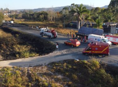Acidente entre três caminhões deixa uma morto e fecha pista da BR-262, em Nova Serrana - Foto: Divulgação/CBMMG