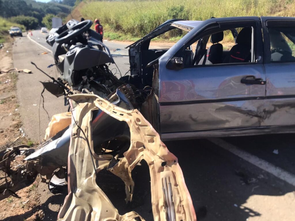 Três pessoas morrem após colisão entre carros e carreta na BR-267, em Lima Duarte - Foto: Divulgação/CBMMG