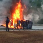 Carreta com cofres e caixas eletrônicos tombar e fecha Rodovia Fernão Dias, em Carmo da Cachoeira - Foto: Reprodução/Redes Sociais