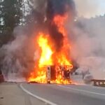 Carreta com cofres e caixas eletrônicos tombar, pega fogo e fecha a BR-381, em Carmo da Cachoeira - Foto: Reprodução/Redes Sociais