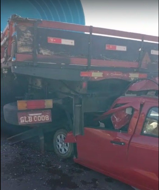 Motorista morre após carro bater na traseira de caminhão na BR-381, em Betim - Foto: Divulgação/CBMMG