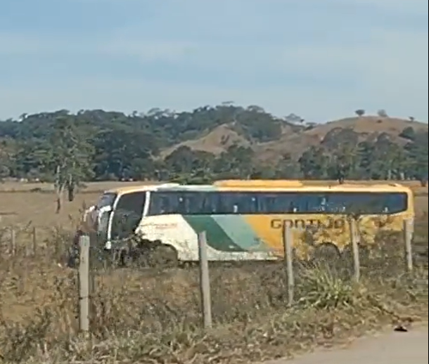 Quatro pessoas ficam feridas em acidente entre carro e ônibus na BR-381, em Governador Valadares - Foto: Reprodução/Redes Sociais