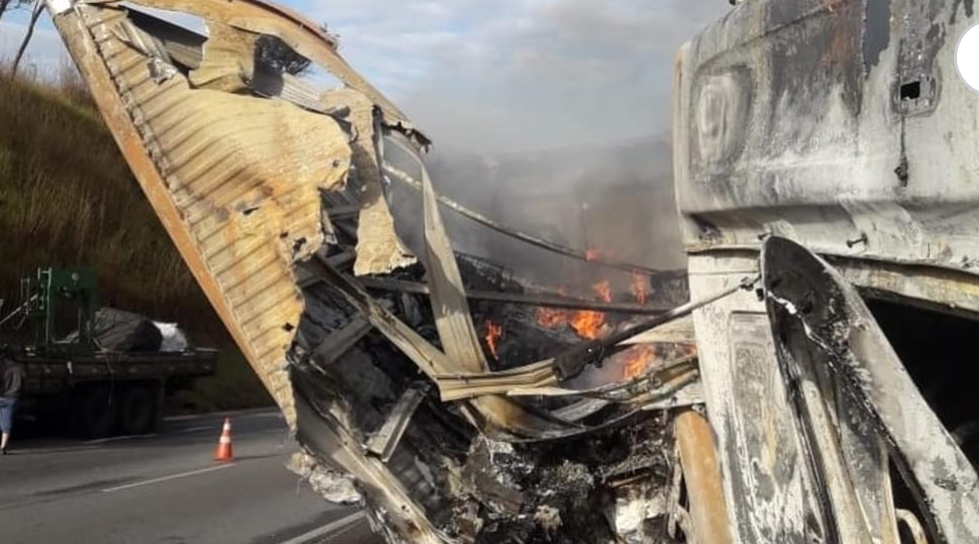 Motorista morre em engavetamento entre três caminhões na Rodovia Fernão Dias, em Itaguara - Foto: Reprodução/Redes Sociais