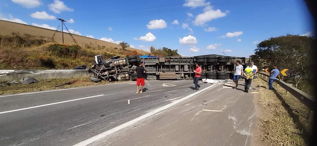 Acidente com engavetamento interdita totalmente a Rodovia Fernão Dias, em Estiva - Foto: Reprodução/Redes Sociais