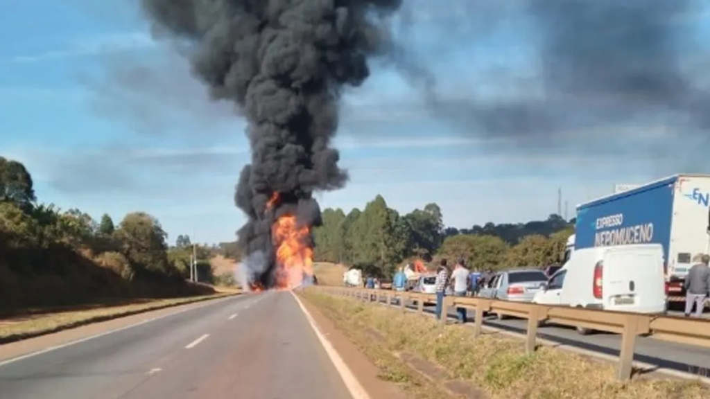 Carreta com combustível explode e interdita Rodovia Fernão Dias, em Lavras - Foto: Reprodução/Redes Sociais