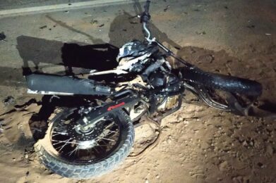 Duas pessoas morrem após acidente entre moto e caminhão na BR-259, em Governador Valadares - Foto: Divulgação/PMRv