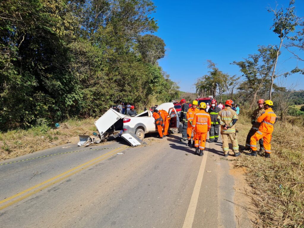 Motorista morre após capotar caminhonete na MG-010, em Jaboticatubas - Foto: Divulgação/CBMMG