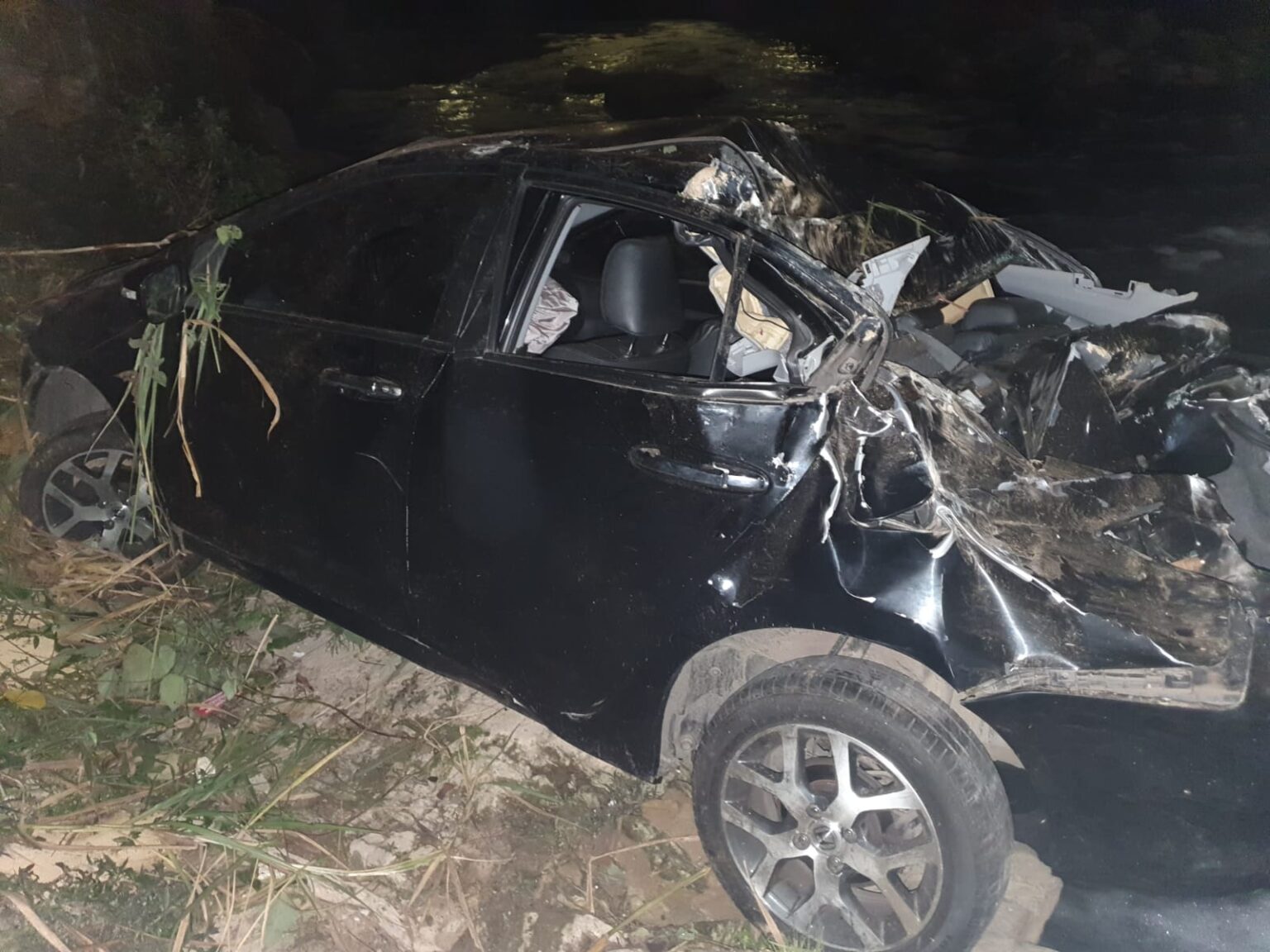 Carro capota e cai dentro de córrego na MG-020, no bairro Ribeiro de Abreu, em BH - Foto: Divulgação/CBMMG