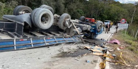 Motorista morre após tombamento de caminhão na MG-050, em Betim, na Grande BH - Foto: Reprodução/Redes Sociais