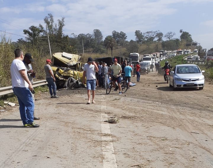 Motorista fica gravemente ferido após acidente entre caminhões na MG-424, em São José da Lapa - Foto: Reprodução/Redes Sociais
