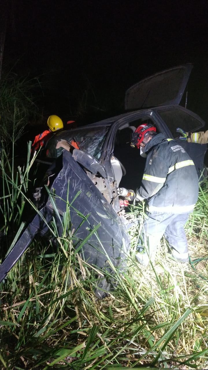 Motorista fica ferido após perder controle e bater contra árvore na MG-129, em Conselheiro Lafaiete - Foto: Divulgação/CBMMG