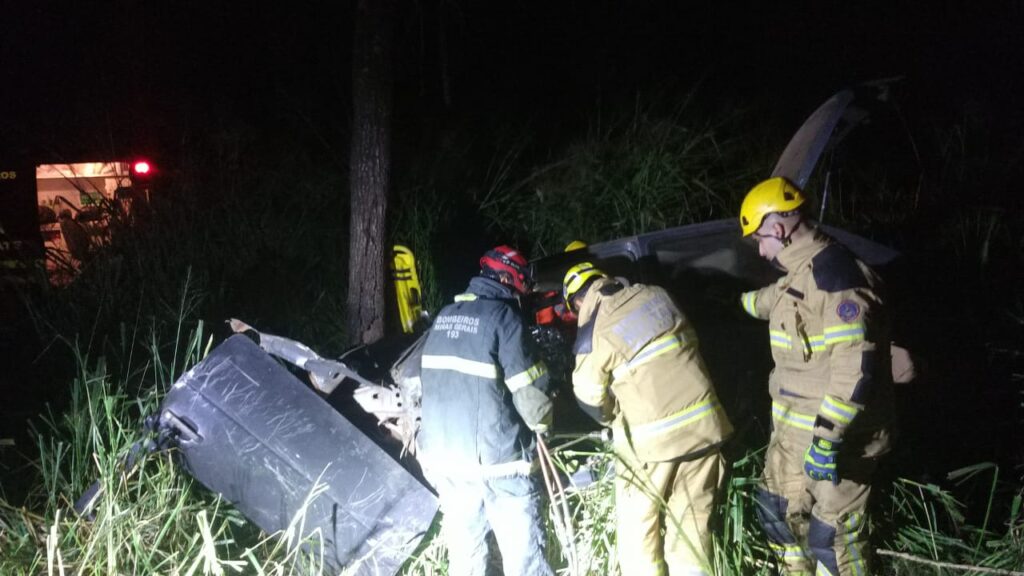 Motorista fica ferido após perder controle e bater contra árvore na MG-129, em Conselheiro Lafaiete - Foto: Divulgação/CBMMG