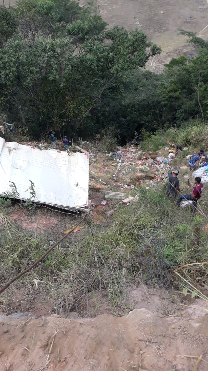 Motorista de carreta é encontrado morto após veículo cair em ribanceira na BR-381, em Nova Era - Foto: Divulgação/CBMMG