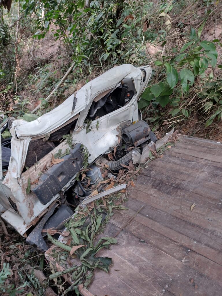 Motorista de carreta é encontrado morto após veículo cair em ribanceira na BR-381, em Nova Era - Foto: Divulgação/CBMMG