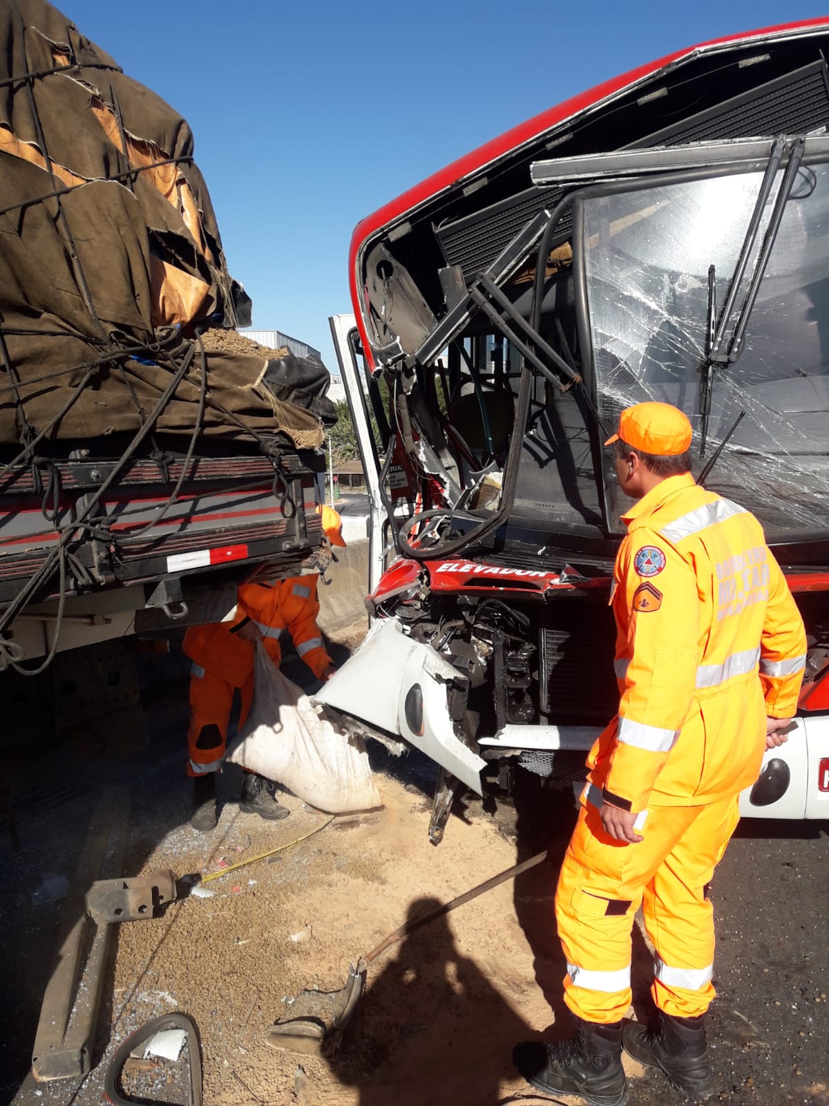 Ônibus bate na traseira de caminhão e deixa vários feridos em Contagem - Foto: Divulgação/CBMMG