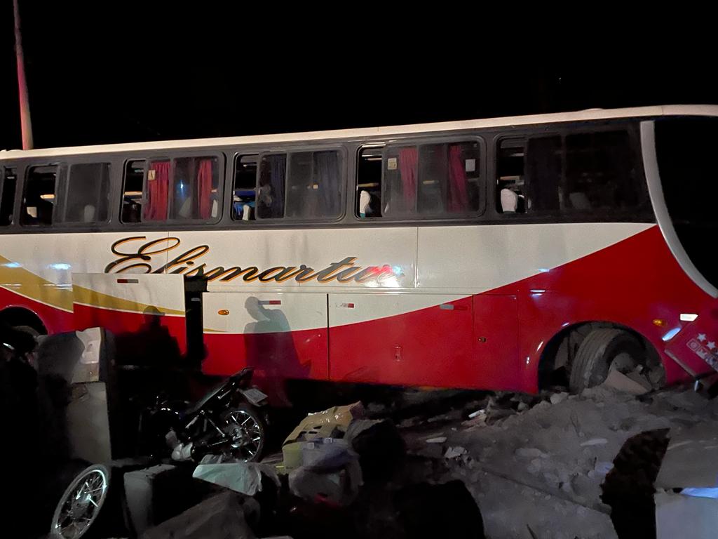 Ônibus com 38 passageiros perde controle, invade casa e deixa feridos em Cristina (MG) - Foto: Divulgação/CBMMG