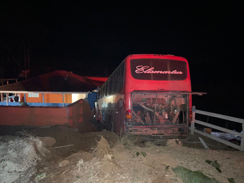 Ônibus com 38 passageiros perde controle, invade casa e deixa feridos em Cristina (MG) - Foto: Divulgação/CBMMG