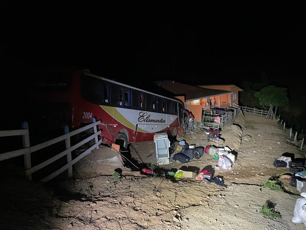 Ônibus com 38 passageiros perde controle, invade casa e deixa feridos em Cristina (MG) - Foto: Divulgação/CBMMG