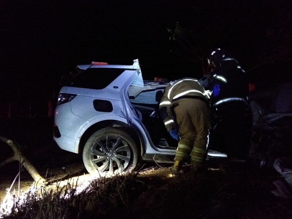 Dois jovens morrem após carro capotar em acidente na LMG-850, entre Ubá e Rodeiro - Foto: Divulgação/CBMMG