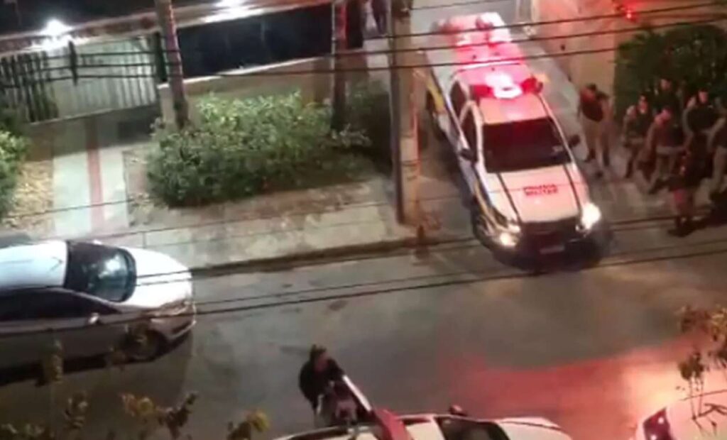 Filho espanca namorado da mãe, suspeito de agredi-la no bairro Planalto, em BH - Foto: Reprodução/Redes Sociais