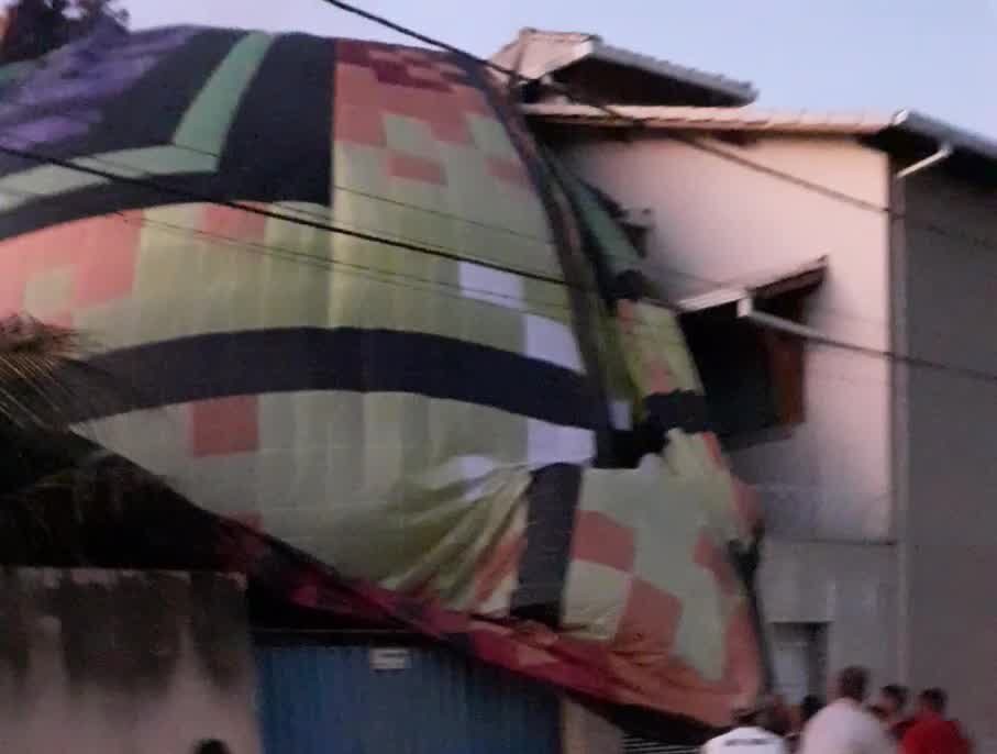 Balão cai sobre casa e provoca incêndio em Itambacuri, no Vale do Rio Doce 1 Balão cai sobre casa e provoca incêndio em Itambacuri, no Vale do Rio Doce - Foto: Reprodução