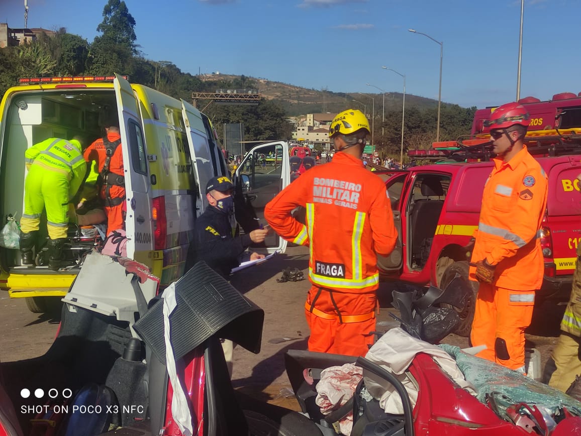 Grave acidente entre carro e ônibus deixa motorista ferido e interdita totalmente BR-040, em Congonhas - Foto: Divulgação/CBMMG